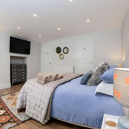 Apartment West With Free Parking Уитби Экстерьер фото