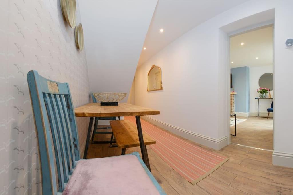 Apartment West With Free Parking Уитби Экстерьер фото