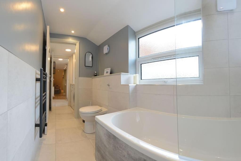 Apartment West With Free Parking Уитби Экстерьер фото