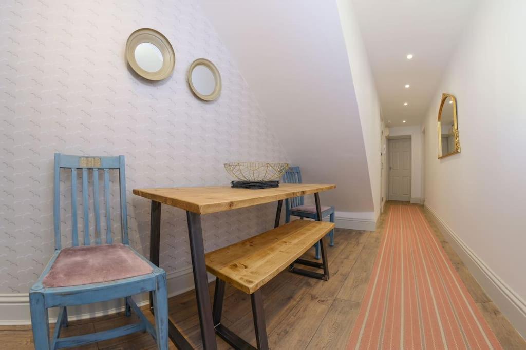 Apartment West With Free Parking Уитби Экстерьер фото